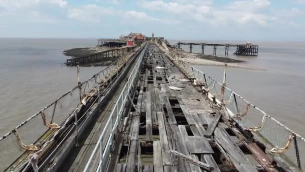 Weston Super Mare North Somerset Birnbeck码头无人驾驶飞机视图 缓慢地沿着码头的长度在失修和接近崩溃 腐烂的木材和破碎的结构 — 图库视频影像