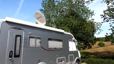 Exeter, İngiltere. 07-14-22. Bir Karavan uydu antenini kaldırır ve uyduları taramaya başlar. Astra uydusu aranıyor. Tüm Avrupa 'da televizyon ve internet alımına izin veriliyor.. 