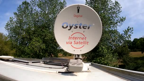 Exeter Matkailuauto Nostaa Satelliittiantennin Hopeinen Asuntoauto Jossa Internet Yhteensopiva Satelliittivastaanotin — kuvapankkivideo