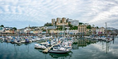 Torquay, Devon, uk. 12-26-23. Torquay limanı geniş açılı panorama görüntüsü. Shirley Towers arkada. Popüler turistik cazibe.