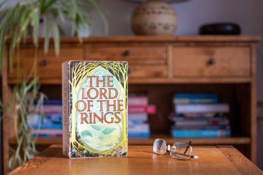 Ideford, Devon, İngiltere. 02-11-24. Yüzüklerin Efendisi, yazan JRR Tolkien. Kitap, yumuşak odaklı bir kitaplığın arka planına göre ayarlanmış. Ön kapağa seçici odaklanma.