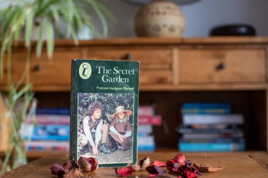 Exeter, Devon, İngiltere. 02-11-24. Gizli bahçe. Frances Hodgson Burnett 'in klasik romanı..