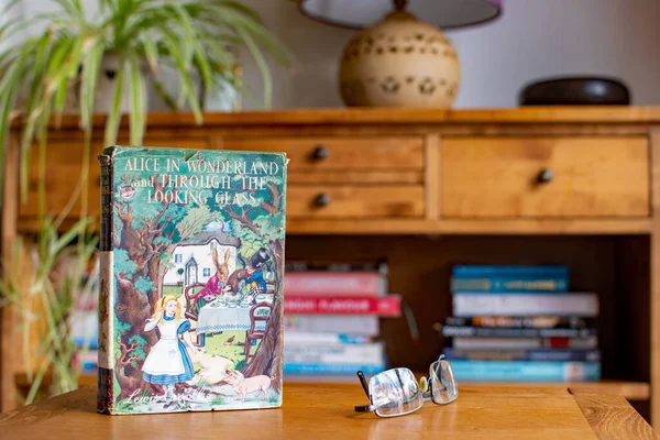 Exeter, Devon, İngiltere. 02-11-24. Alice Harikalar Diyarı 'nda, Lewis Carroll tarafından yazılmış klasik bir roman..
