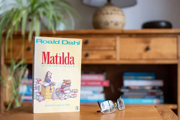Exeter, Devon, İngiltere. 02-11-24. Matilda, İngiliz yazar Roald Dahl tarafından yazılan çocuk romanı, 1988 yılında yayınlandı..