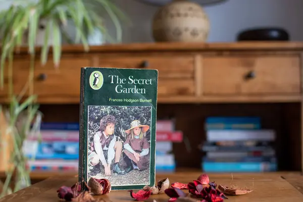 Exeter, Devon, İngiltere. 02-11-24. Gizli bahçe. Frances Hodgson Burnett 'in klasik romanı..