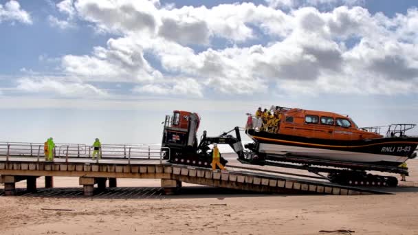 Exmouth Devon Rnli号救生艇船员将一艘香农级救生艇送回埃克斯茅斯海滩的救生艇站 — 图库视频影像