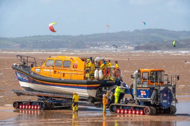 Exmouth, Devon, İngiltere. 04-07-24. RNLI cankurtaran botu mürettebatı, Shannon sınıfı bir cankurtaran botunu Exmouth sahilinden denize indiriyor.. 