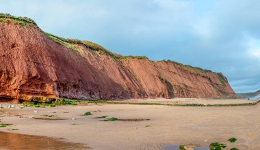 Exmouth ve Budleigh Salterton arasındaki kayalıkların Jurassic katman görüntüsü. Açıkça görülebilen katmanları olan kumtaşı. Jeoloji ve fosiller. Bir dünya mirası sahasında orcombe noktası. 
