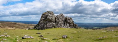 İngiltere 'de Dartmoor' daki Haytor Rock. Panoramik resim Devonshire Ulusal Parkı 'nda çekilen granit taşı gösteriyor.. 