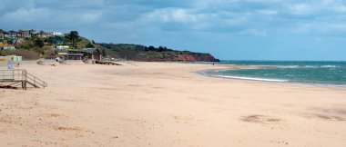 Exmouth, Devon, İngiltere. 04-07-24. Devon İngiltere 'de panoramik manzara manzaralı plajı genişlet. 