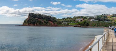 Teignmouth, Devon, İngiltere. 04-20-24. Teignmouth deniz manzaralı resim Shaldon 'daki Ness' e bakıyor.. 