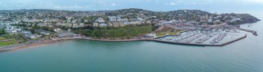 05-01-24 Torquay, Devon, İngiltere. Torquay deniz manzaralı hava manzarası. Kafeli İngiliz Rivierası, tekneleri ve yatları olan Torquay marinası. Prenses Tiyatrosu.