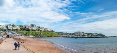 05-01-24 Torquay, Devon, İngiltere. Torquay sahili manzarası. Kafeli İngiliz Rivierası, barlar. Tekneleri ve yatları olan Torquay marinası. Prenses Tiyatrosu.