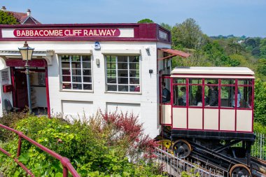 Torquay, Devon, uk. 05-12-24. İngiliz Rivierası 'ndaki Torquay Devon' daki Babbacombe uçurumundaki tren yolu. Oddicombe plajındaki dik uçurumdan aşağı turistler için demiryolu..