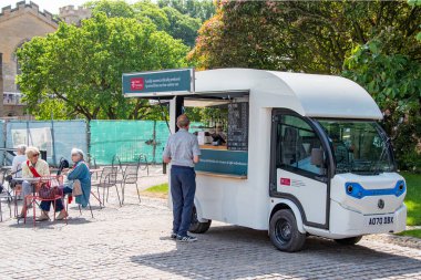 Exeter, Devon, İngiltere. 06-05-24 Mobil Kahve Minibüsü. Müşteri taze kahve alıyor..