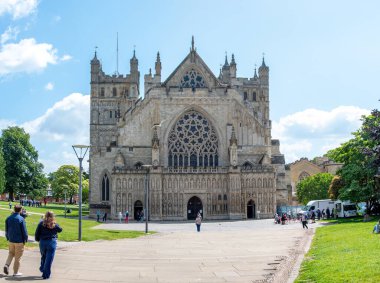 Exeter, Devon, İngiltere. 06-05-24. Exeter Katedrali. Turistler ikonik katedrale doğru yürüyorlar. Muhteşem ve popüler bir şehir simgesi.. 