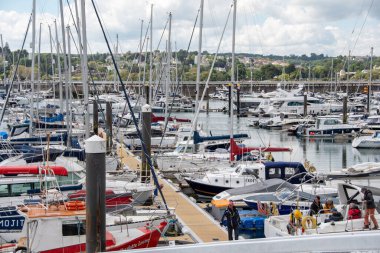 Torquay, Devon, uk. 06-10-24. Tekneleri ve yatları olan Torquay marinası. Tekne sahipleri bir yelkenliye biner. İngiliz Rivierası 'ndan yoğun görüntü.