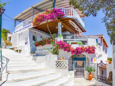 Skiathos, Yunanistan. 06-24-24. Skiathos Son Adım Restoranı. Skiathos kasabasındaki renkli beyaz Yunan tarihi restoranı.