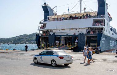 Skiathos, Yunanistan. 06-27-24. Skiathos polisi feribot limanında devriye geziyor. Yunan yasa uygulama. 