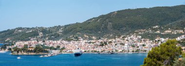 Skiathos greece. 06-23-24. Skiathos, Yunanistan 'ın Panorama resmi. Sporades adalarında güzel bir tatil yeri.