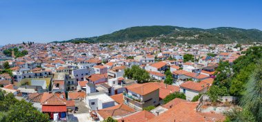 Skiathos, Yunanistan. 06-24-24. Skiathos kasabası, kasabanın kırmızı çatılarına ve tarihi Plakes 'lere bakıyor. Yunanistan 'daki Sporades adalarının bir parçası. Tatil ve tatil 