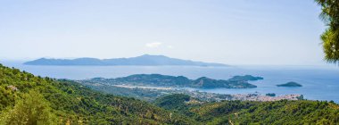 Skiathos Panorama havaalanı da dahil olmak üzere şehrin ve Sporades adalarının resmi. Tatil ve tatil fotoğrafı. 