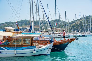Skiathos greece. 06-27-24. Skiathos, Yunanistan. Bir günlük yolculuktan önce tekne mürettebatından talimat alan kiralık yolcular. Sporades adalarında güzel bir tatil yeri.