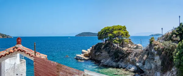 Plakes on Skiathos 'taki plajın büyüleyici bir resmi. Yunanistan 'daki Sporades adalarının bir parçası. Tatil ve tatil fotoğrafı.