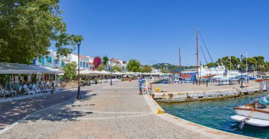 Skiathos, Yunanistan. 06-24-24. Skiathos 'un panorama resmi feribot limanına bakıyor. Tekneler Yunanistan 'ın Sporades adalarının ön planında yer alıyor. Tatil ve tatil fotoğrafı.