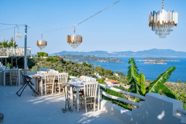 Skiathos, Yunanistan. 07-01-24. Skiathos panorama resmi Olive Thea restoranından Yunan adalarına bakan manzarayı gösteriyor..