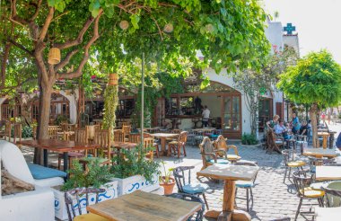 Skiathos, Yunanistan. 06-26-24. Skiathos restoranının panorama resmi canlı renklerde güzel bir Yunan restoranını gösteriyor.
