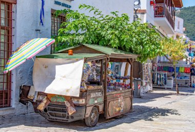 Skiathos, Yunanistan. 06-29-24. Skiathos adasındaki Papadiamanti caddesinde bir otlar ve baharatlar kamyonu. Canlı renkleri ve turistleri gösteriyor.