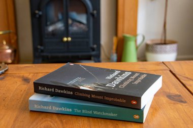 Banwell, Kuzey Somerset, İngiltere. 07-18-24. Richard Dawkins kitapları. Olasılıksızlık Dağı 'na tırmanmak ve Kör Saatçi. 