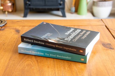 Banwell, Kuzey Somerset, İngiltere. 07-18-24. Richard Dawkins kitapları. Olasılıksızlık Dağı 'na tırmanmak ve Kör Saatçi. 