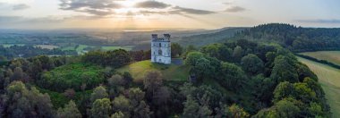 Haldon, Devon, İngiltere. 08-26-24. Haldon Belvedere, Lawrence Castle Panorama 'nın gündoğumunda çekilmiş resmi. Popüler bir düğün ve sivil tören yeri. Muhteşem beyaz kale hava manzarası. Aptal..