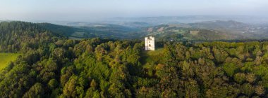 Haldon, Devon, İngiltere. 08-30-24. Haldon Belvedere, Lawrence Castle Panorama 'nın gündoğumunda çekilmiş resmi. Bir Devon simgesi, popüler bir düğün ve sivil tören yeri.. 
