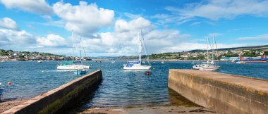 Teignmouth, Devon, İngiltere. 09-12-24. Teignmouth geniş panoramik resim haliç ve Shaldon 'u geride gösteriyor. Tekneler ve mavi gökyüzü.