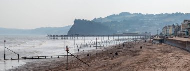 Kıyı aşınması ve iklim değişikliği beton deniz duvarları ve kıyı aşınmasına karşı korunmak için kullanılan ahşap oyukları olan panoramik büyüler..