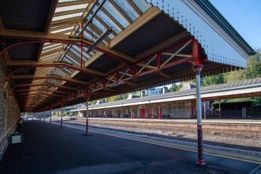 Torquay, Devon, uk. 10-19-24. Platformdan çekilen tren istasyonu görüntüleri. Platformdaki basamağa dikkat et..