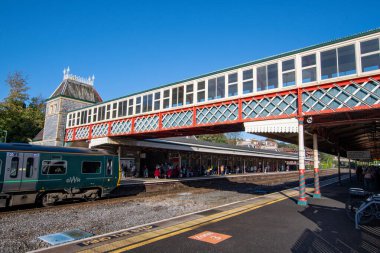 Torquay, Devon, uk. 10-19-24. Platformdan çekilen tren istasyonu görüntüleri. Platformdaki basamağa dikkat et..