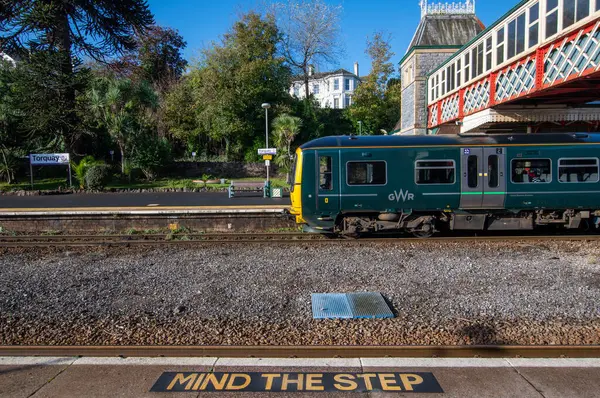 Torquay, Devon, uk. 10-19-24. Platformdan çekilen tren istasyonu görüntüleri. Platformdaki basamağa dikkat et..