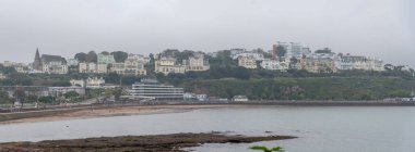 Torquay, Devon, uk. 10-15-24. Torquay sahili sisli kış manzarası. Kafeli İngiliz Rivierası, barlar. Tekneleri ve yatları olan Torquay marinası. Prenses Tiyatrosu.