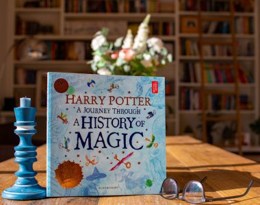 Torbryan, Devon, İngiltere. 10-26-24. Harry Potter. Sihir tarihinde bir yolculuk Resim karanlık bir kitaplığa dayanır.. 