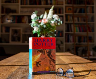 Torbryan, Devon, İngiltere. 10-26-24. J K Rowling 'in 