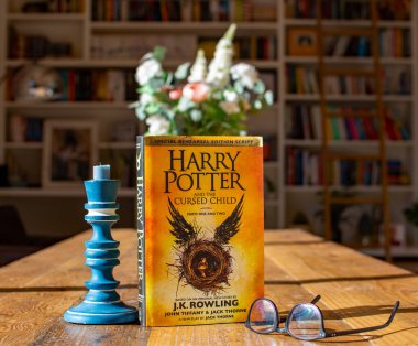 Torbryan, Devon, İngiltere. 10-26-24. Harry Potter ve J K Rowling 'den lanetli çocuk. Resim yumuşak odaklı koyu kitaplık arka planına göre ayarlanmış. 