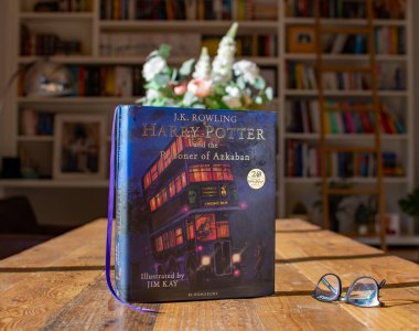 Torbryan, Devon, İngiltere. 10-26-24. Azkaban 'ın esiri. Harry Potter. Kitabın karanlık bir kitaplık arkaplan ile çevrili atmosferik resim.