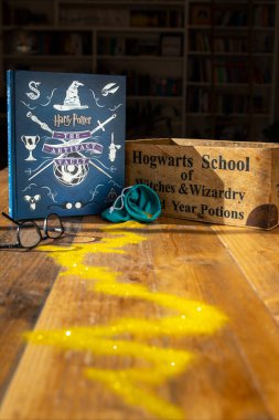 Torbryan, Devon, İngiltere. 10-26-24. Obje kasa kitabı. Harry Potter. Atmosferik resim, karanlık bir kitaplığın arka planında geçen büyülü altın çizgisi..