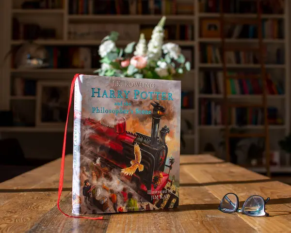 Torbryan, Devon, İngiltere. 10-26-24. Harry Potter ve Filozoflar Taşı, yazan J. K. Rowling. Harry Potter ve Filozoflar Taşı, yazan J. K. Rowling. Resim, karanlık ve yumuşak odaklı kitaplara karşı hazırlanmıştır.