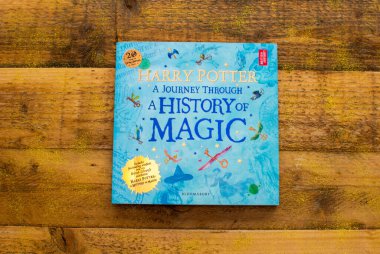 Torbryan, Devon, İngiltere. 10-26-24. Harry Potter. Sihir tarihinde bir yolculuk Resim ahşap bir arkaplana dayanır. 