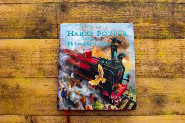 Torbryan, Devon, İngiltere. 10-26-24. Harry Potter ve Filozoflar Taşı, yazan J. K. Rowling. Resim ahşap bir masa zeminine göre ayarlanmış..